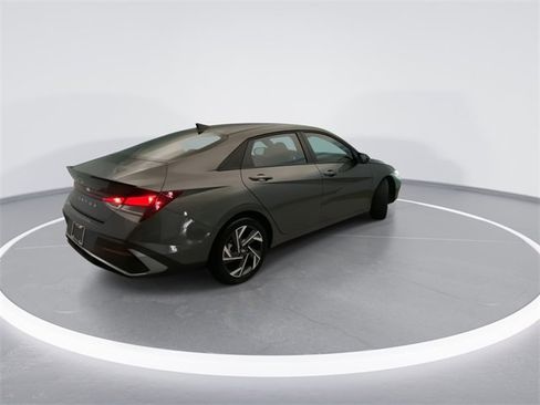 Used 2025 Hyundai Elantra Sport image 4