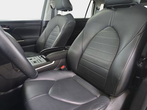 Used 2020 Toyota Highlander XLE AWD/4WD image 17