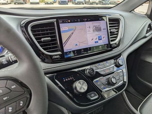 Used 2025 Chrysler Pacifica Limited image 26