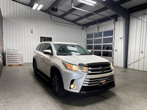 Used 2019 Toyota Highlander XLE FWD image 18