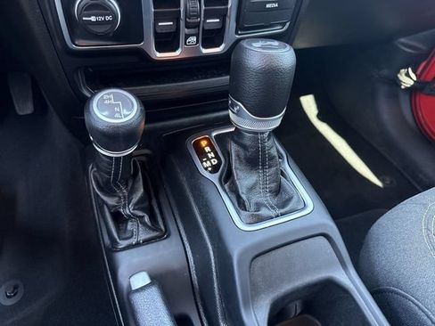 Used 2025 Jeep Wrangler Unlimited Sahara AWD/4WD image 20