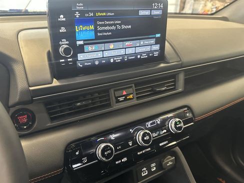 Used 2025 Honda Pilot TrailSport image 23