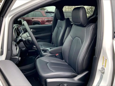 New 2026 Chrysler Pacifica Select image 7
