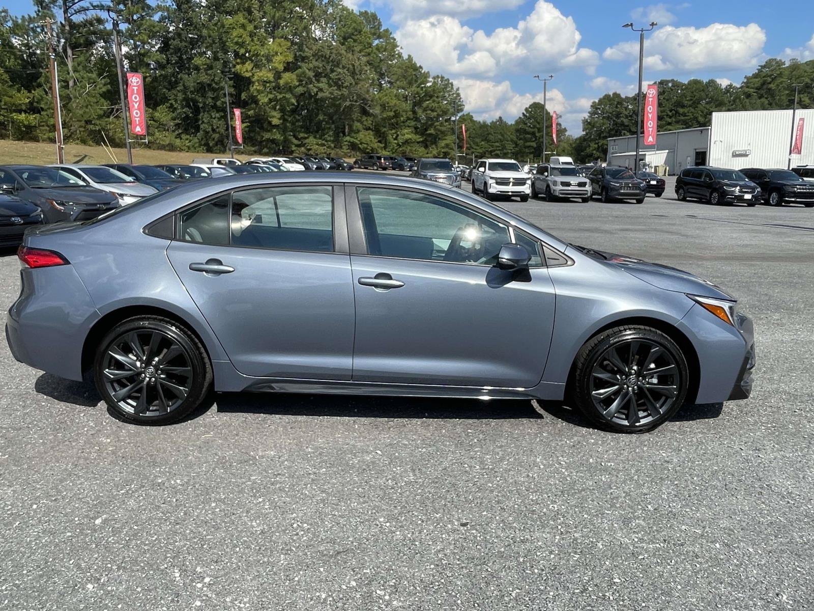 Used 2026 Toyota Corolla SE FWD image 2