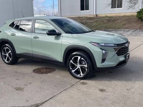 Used 2024 Chevrolet Trax RS w/ Sunroof Package image 2