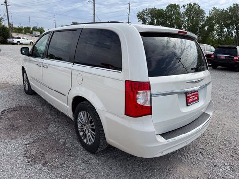 Used 2013 Chrysler Town & Country Touring-L w/ Driver Convenience Group FWD image 5