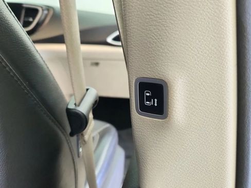 Used 2022 Chrysler Pacifica Touring-L image 22