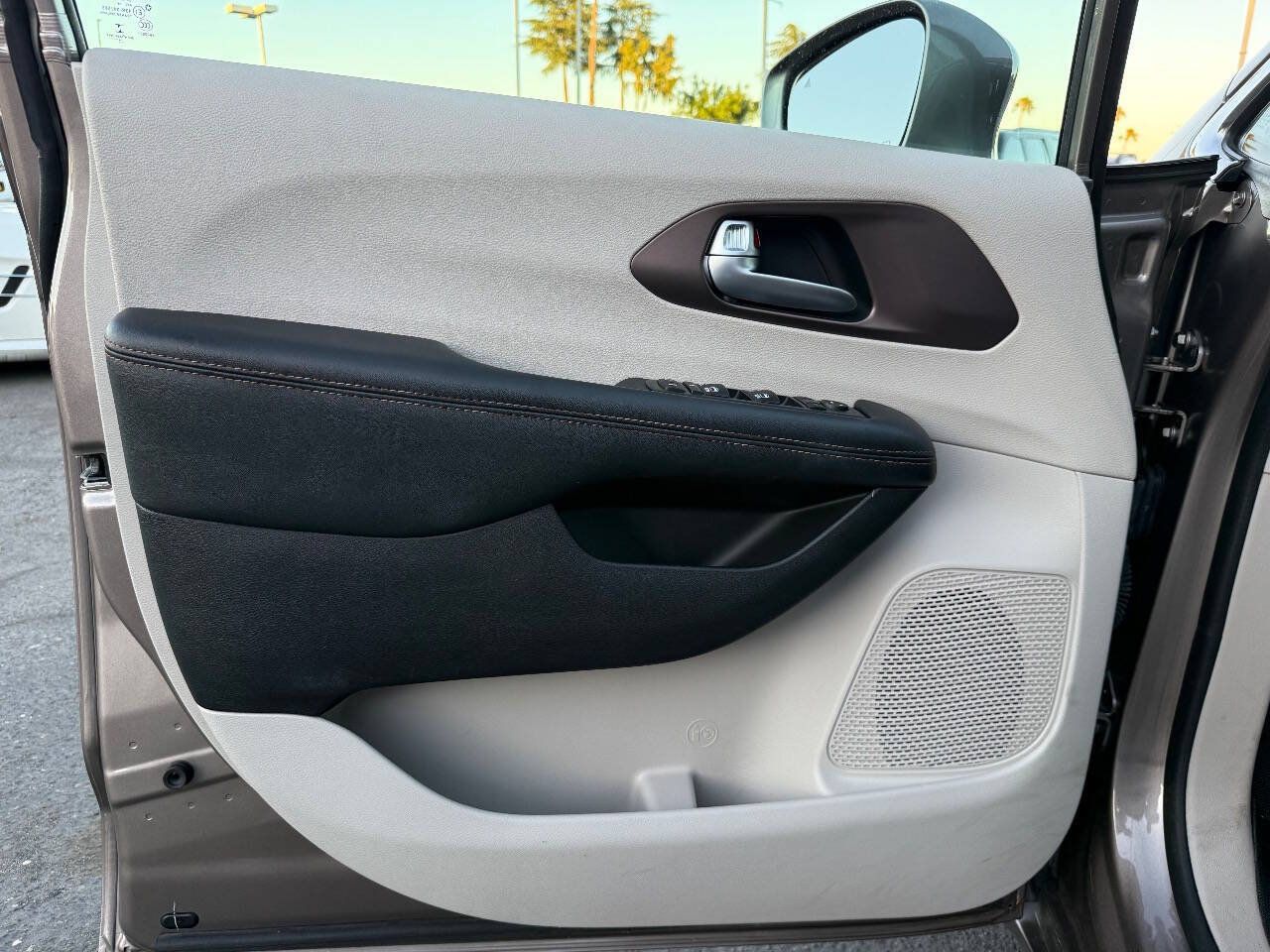 Used 2017 Chrysler Pacifica Touring-L Plus w/ Advanced Safetytec Group FWD image 9