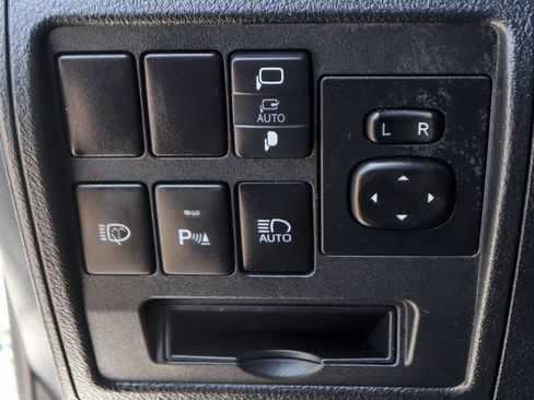 Used 2018 Toyota Land Cruiser AWD/4WD image 23
