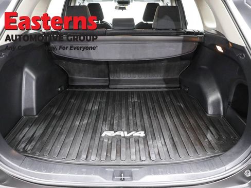 Used 2021 Toyota RAV4 LE image 9