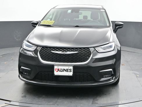 Used 2023 Chrysler Pacifica Touring-L image 4