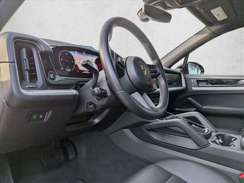 Used 2025 Porsche Cayenne image 10