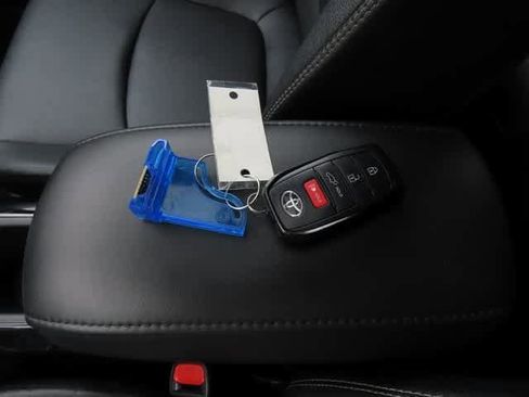 Used 2024 Toyota Corolla Cross XLE image 27