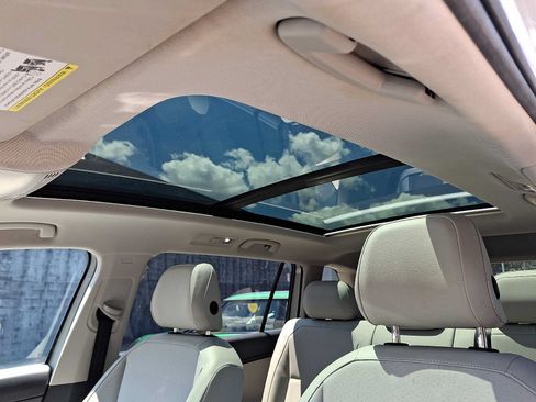 Used 2019 Volkswagen Tiguan SE w/ Panoramic Sunroof Package AWD/4WD image 15