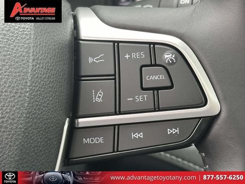 Used 2024 Toyota Highlander XLE AWD/4WD image 30