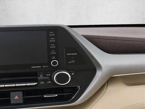Used 2020 Toyota Highlander XLE AWD/4WD image 9
