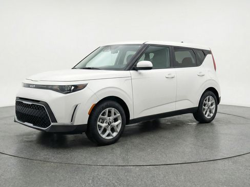 Used 2025 Kia Soul LX w/ LX Technology Package image 3
