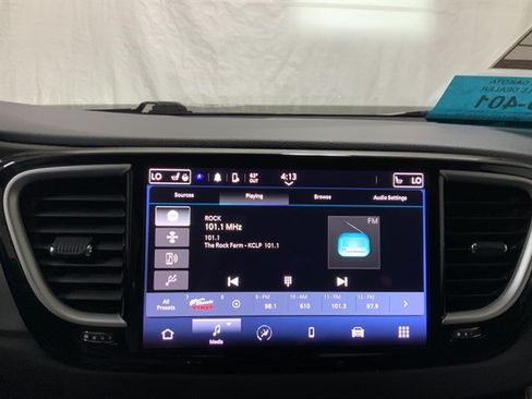 Used 2023 Chrysler Pacifica Touring-L FWD image 25