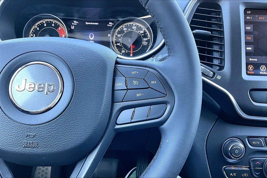 Used 2022 Jeep Cherokee Trailhawk w/ Comfort/Convenience Group AWD/4WD image 7