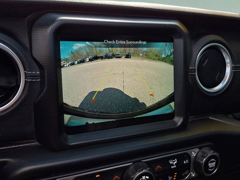 Used 2022 Jeep Wrangler Unlimited Sahara w/ Cold Weather Group image 20