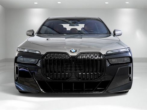 Used 2023 BMW 760i xDrive w/ Executive Package image 5