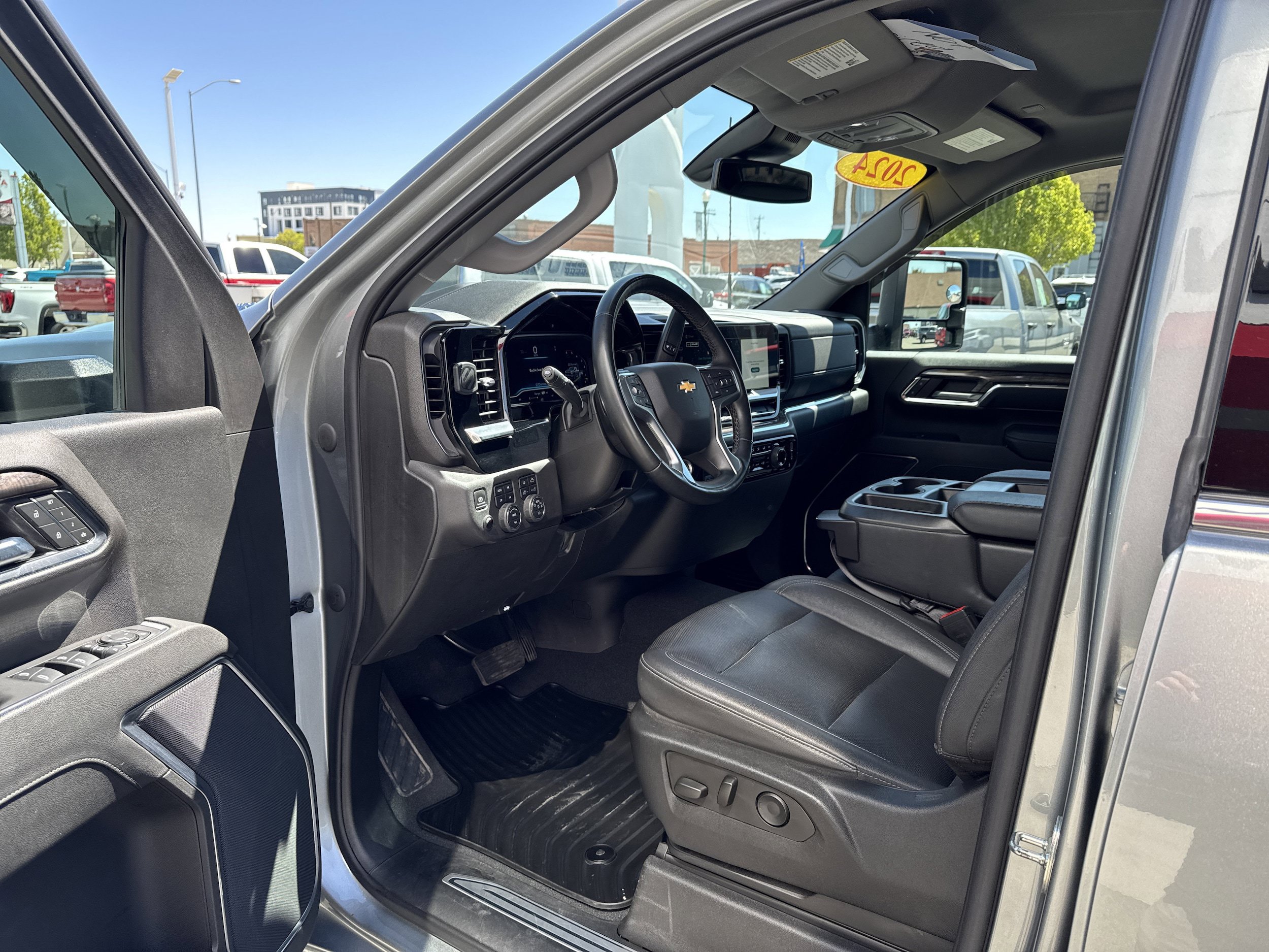 Used 2024 Chevrolet Silverado 2500 LTZ AWD/4WD image 2