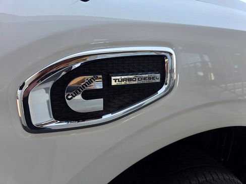 Used 2019 Nissan Titan SV w/ SV Convenience Package image 25