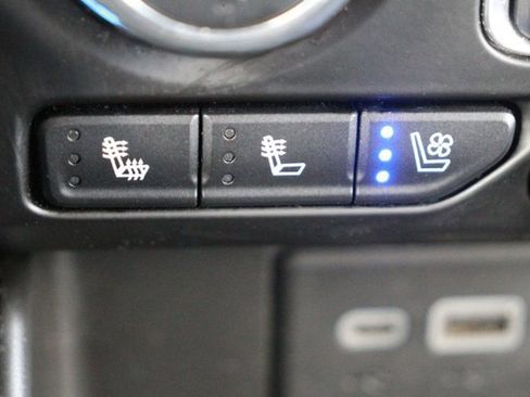 Used 2023 Chevrolet Suburban Premier image 19