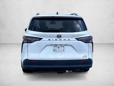 Used 2024 Toyota Sienna XLE FWD image 4