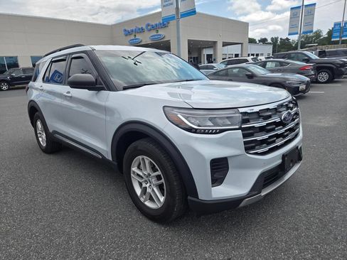 Used 2025 Ford Explorer Active AWD/4WD image 3