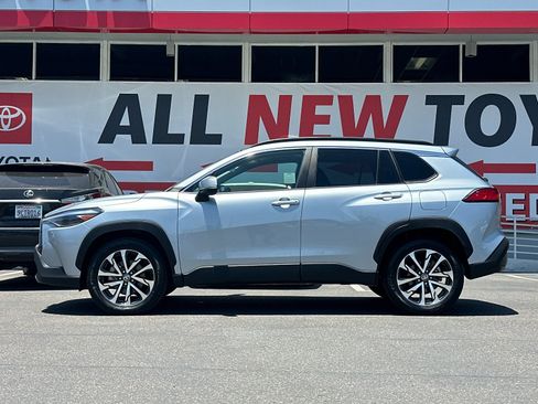 Used 2024 Toyota Corolla Cross XLE FWD image 2
