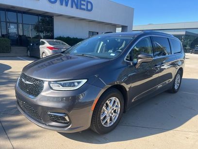 Used 2021 Chrysler Pacifica Touring-L w/ Uconnect Theater Family Group