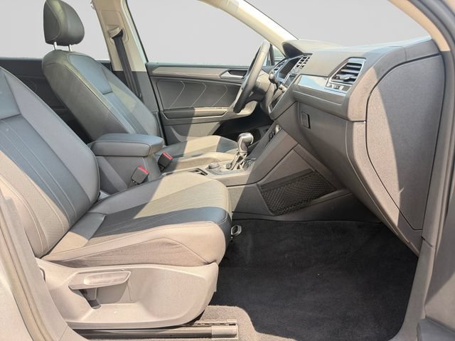 Used 2022 Volkswagen Tiguan SE w/ Panoramic Sunroof Package AWD/4WD image 15