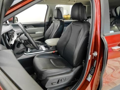 Used 2023 Kia Carnival LX FWD image 42