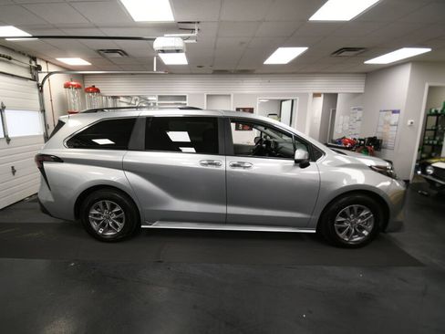 Certified 2024 Toyota Sienna XLE FWD image 8