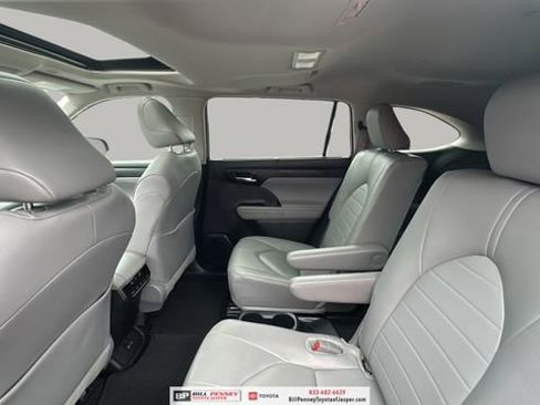 Used 2025 Toyota Highlander XLE image 13
