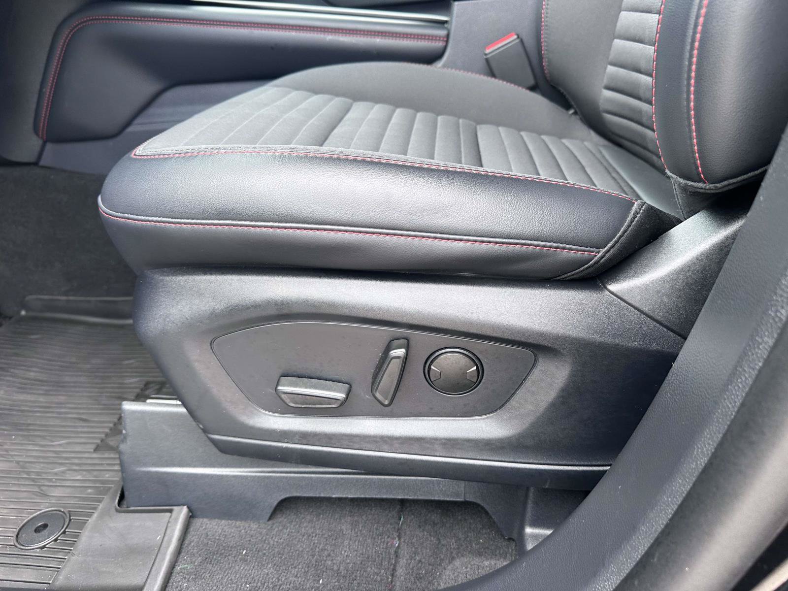 Used 2026 Ford Explorer ST-Line w/ ST-Line Street Pack AWD/4WD image 11