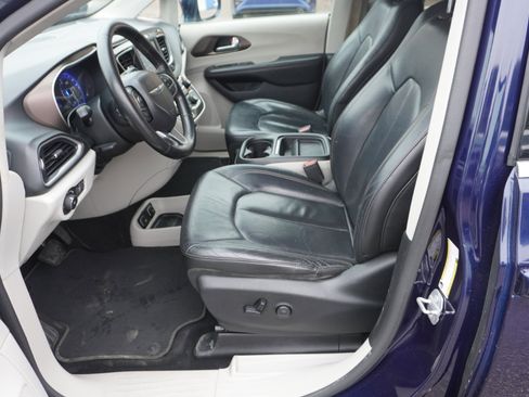 Used 2019 Chrysler Pacifica Touring-L image 16