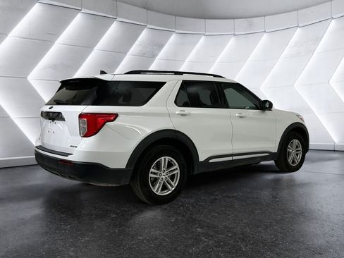 Used 2023 Ford Explorer XLT AWD/4WD image 4