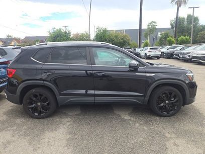 Used 2023 Volkswagen Taos SE w/ Panoramic Sunroof Package
