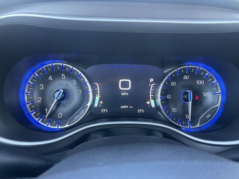 Used 2024 Chrysler Pacifica Touring-L image 10