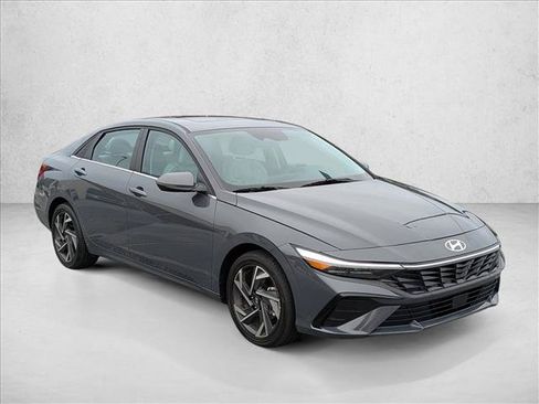 Used 2025 Hyundai Elantra Limited FWD image 3