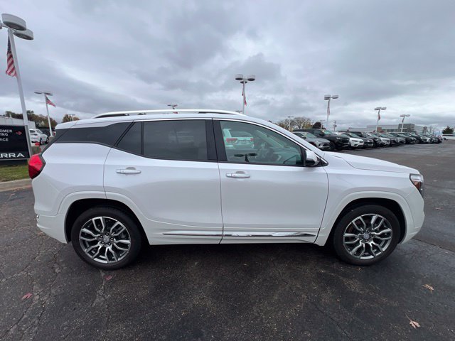 Used 2024 GMC Terrain Denali w/ Denali Premium Package AWD/4WD image 4