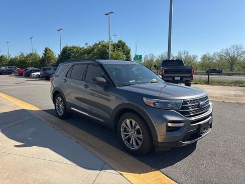 Used 2022 Ford Explorer XLT w/ Equipment Group 202A image 7