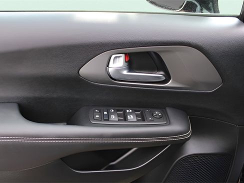 Used 2025 Chrysler Voyager LX image 18