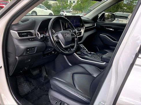 Used 2023 Toyota Highlander XLE AWD/4WD image 13