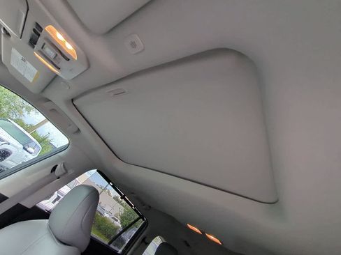 Used 2023 Toyota Highlander XLE FWD image 19