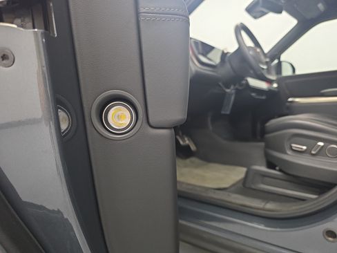 Used 2024 Rivian R1S Adventure AWD/4WD image 32