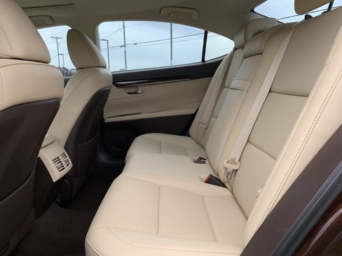 Used 2016 Lexus ES 350 w/ Premium Package w/Wood Trim FWD image 32