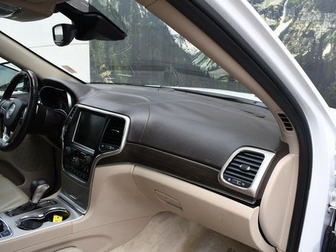 Used 2017 Jeep Grand Cherokee Overland w/ Jeep Active Safety Group AWD/4WD image 25